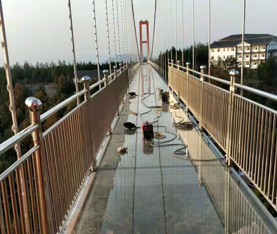 玻璃吊桥栏杆安装
